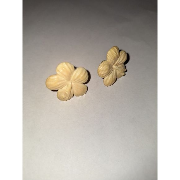 Hawaiian Hand Carved Hibiscus Screw Back Vintage Earrings Cream - Picture 2 of 5
